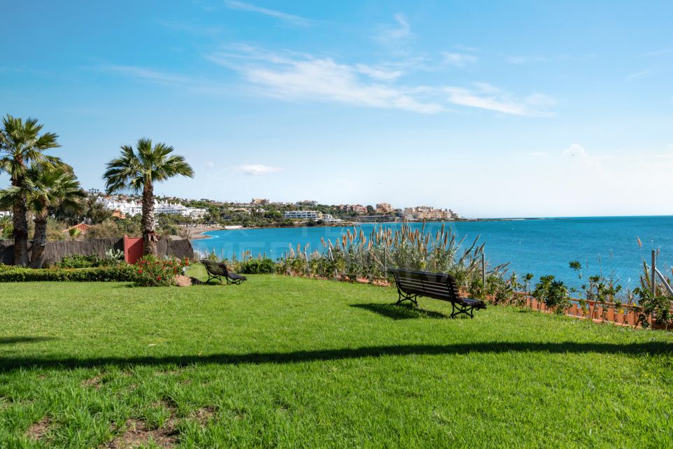 Maison de ville de 2 chambres à vendre dans une communauté en première ligne de plage à Estepona Ouest
