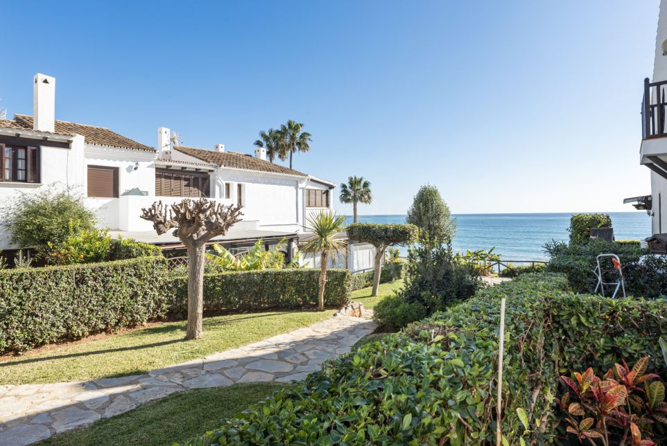 Maison de ville de 2 chambres à vendre dans une communauté en première ligne de plage à Estepona Ouest