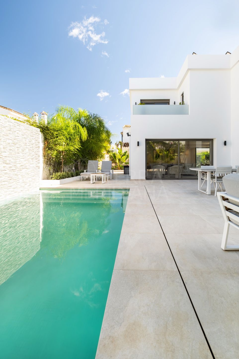 Beautiful 5 bedroom luxury villa for sale in Marbella's Golden Mile