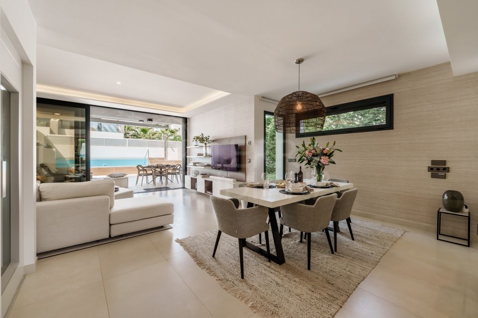 Villa adosada contemporánea con jacuzzi en la azotea en la exclusiva Banus Bay