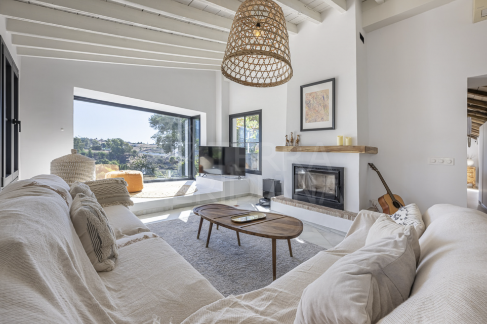 Charming Andalusian Villa with Modern Comforts in Guadalmina Alta