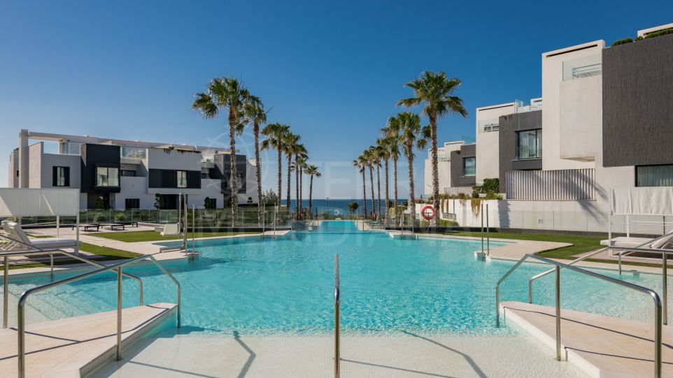 Impresionante casa adosada de 4 dormitorios en primera línea de playa para alquiler vacacional en Estepona