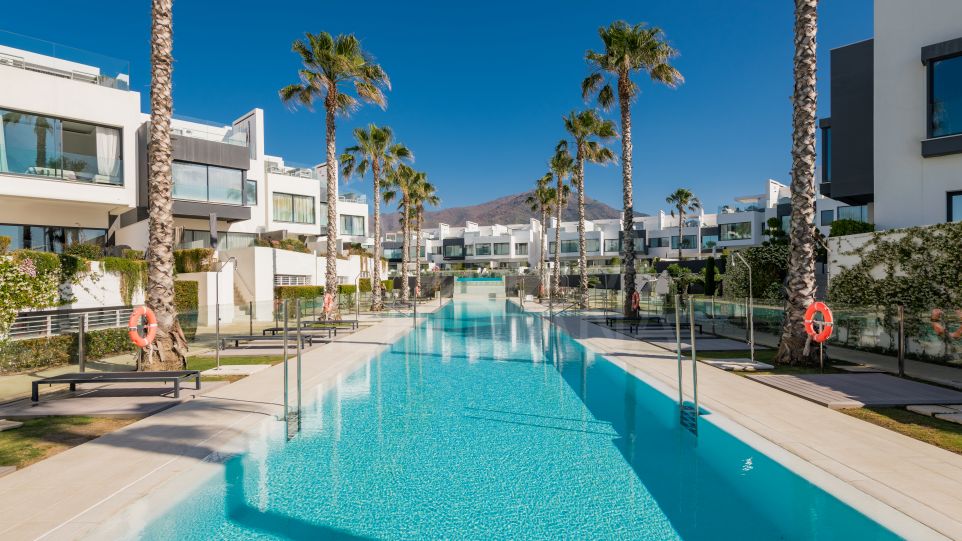 Impresionante casa adosada de 4 dormitorios en primera línea de playa para alquiler vacacional en Estepona
