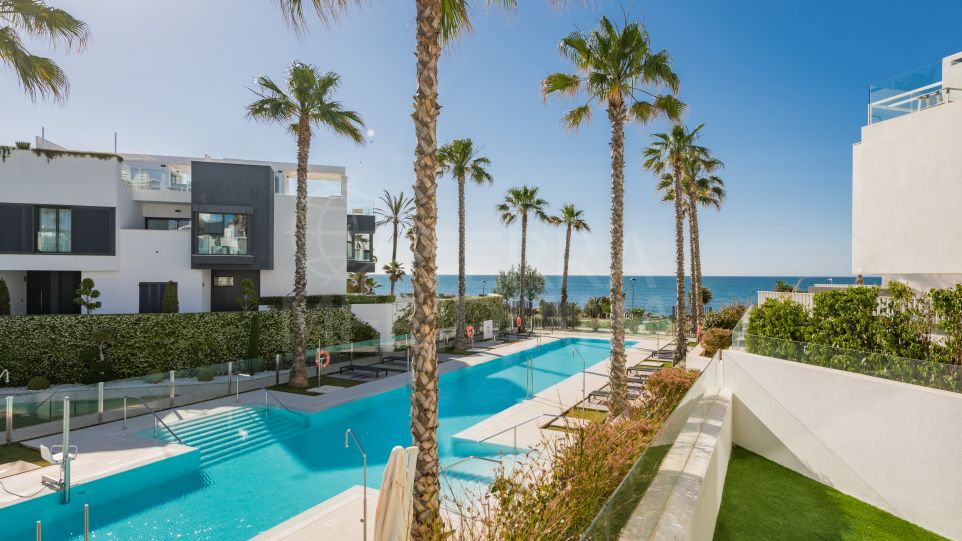 Impresionante casa adosada de 4 dormitorios en primera línea de playa para alquiler vacacional en Estepona