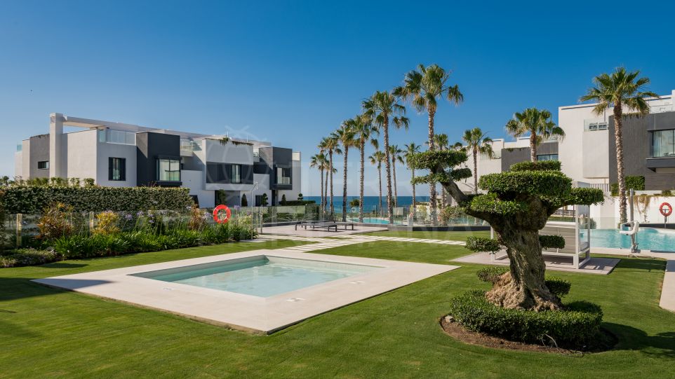 Impresionante casa adosada de 4 dormitorios en primera línea de playa para alquiler vacacional en Estepona