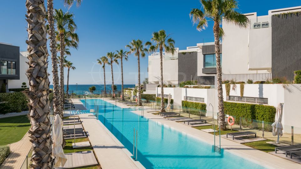 Impresionante casa adosada de 4 dormitorios en primera línea de playa para alquiler vacacional en Estepona