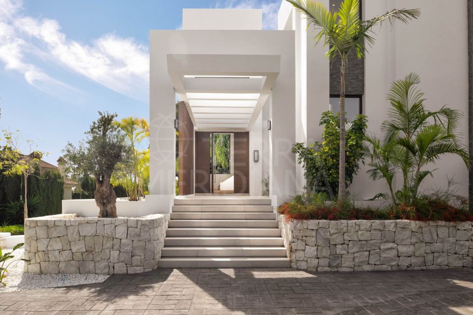 Chef-d'œuvre ultra-moderne : Villa de 6 chambres à vendre à Nueva Andalucia