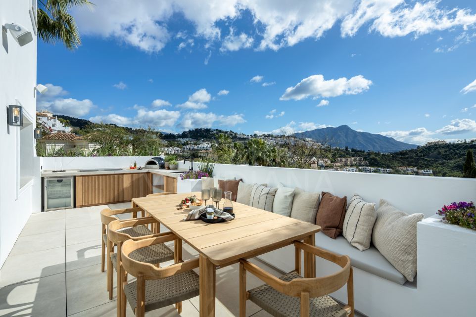 5 Bed Villa for Sale - Luxurious Living with Iconic Views in Los Arqueros