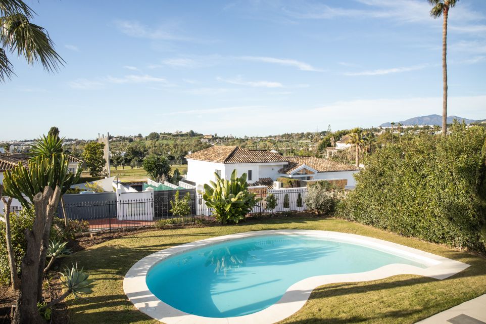 Villa élégante et rénovée de 4 chambres à vendre au cœur de Nueva Andalucia