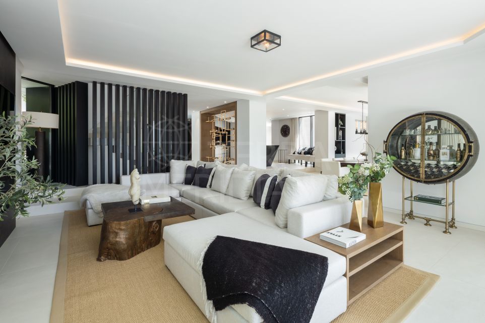 Moderna villa de lujo de 5 dormitorios con vistas panorámicas al mar en venta en El Herrojo Alto