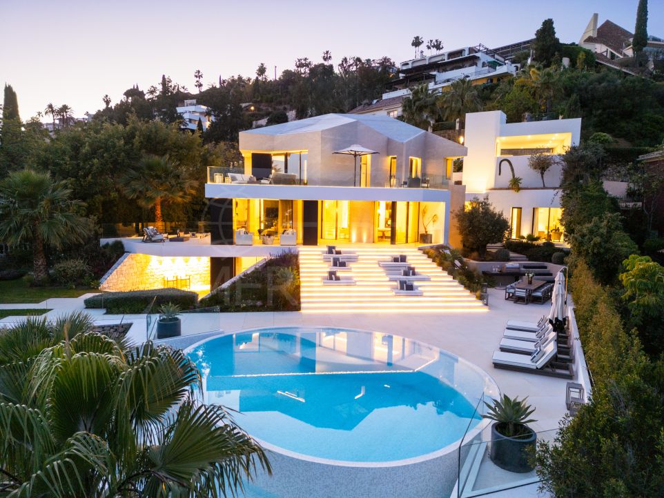 Moderna villa de lujo de 5 dormitorios con vistas panorámicas al mar en venta en El Herrojo Alto