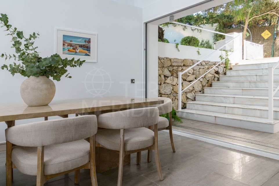 Villa élégamment rénovée avec solarium offrant une vue sur la mer et maison d’invités située à Nueva Andalucia