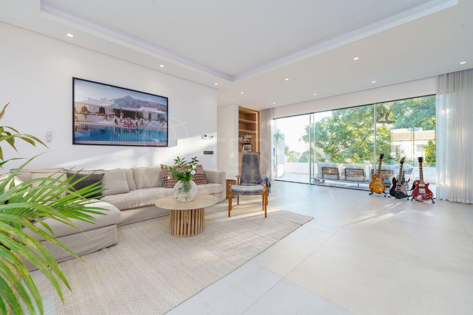 Villa élégamment rénovée avec solarium offrant une vue sur la mer et maison d’invités située à Nueva Andalucia