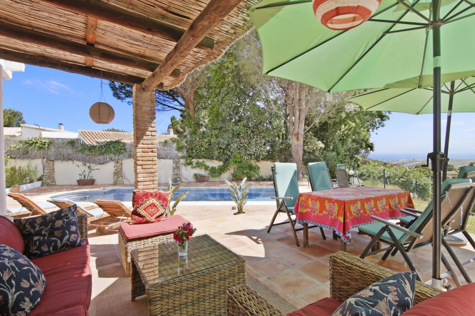 Beautiful 4 bedroom country house with sea views for sale in Los Reales, Estepona