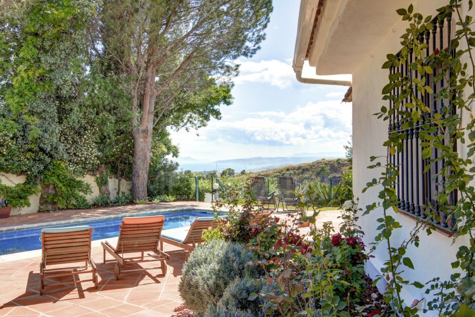 Beautiful 4 bedroom country house with sea views for sale in Los Reales, Estepona