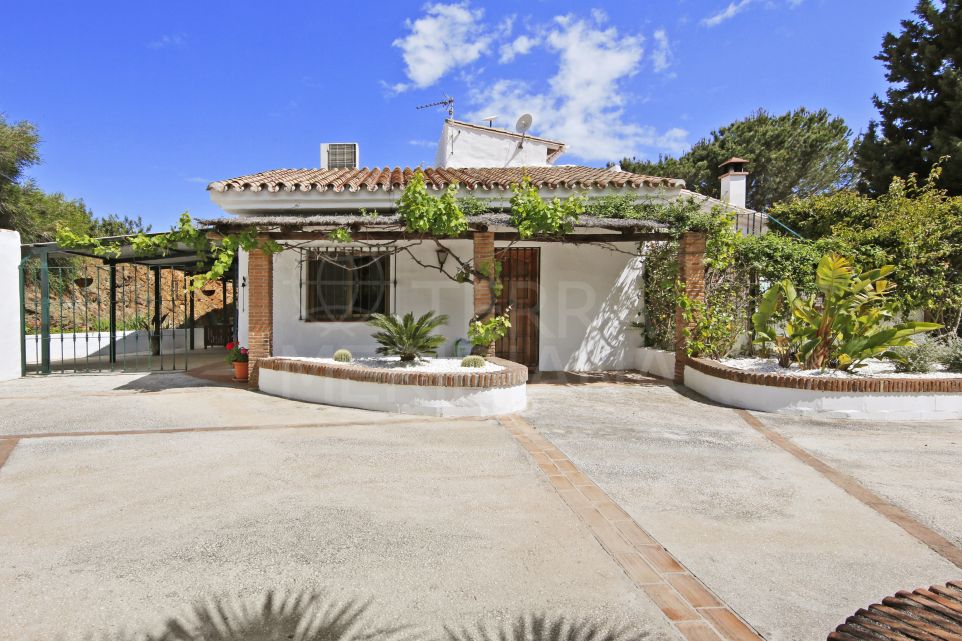 Beautiful 4 bedroom country house with sea views for sale in Los Reales, Estepona