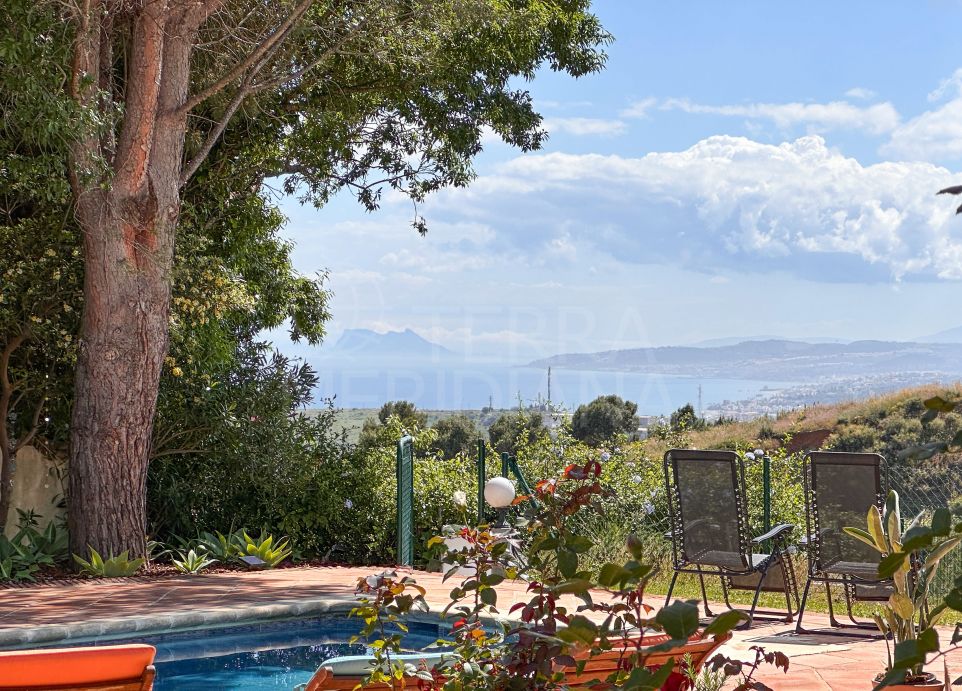 Beautiful 4 bedroom country house with sea views for sale in Los Reales, Estepona