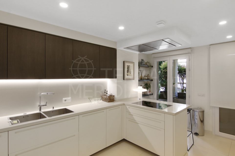 Appartement exceptionnel de 3 chambres au rez-de-chaussée à vendre dans la communauté sécurisée de Las Alamandas