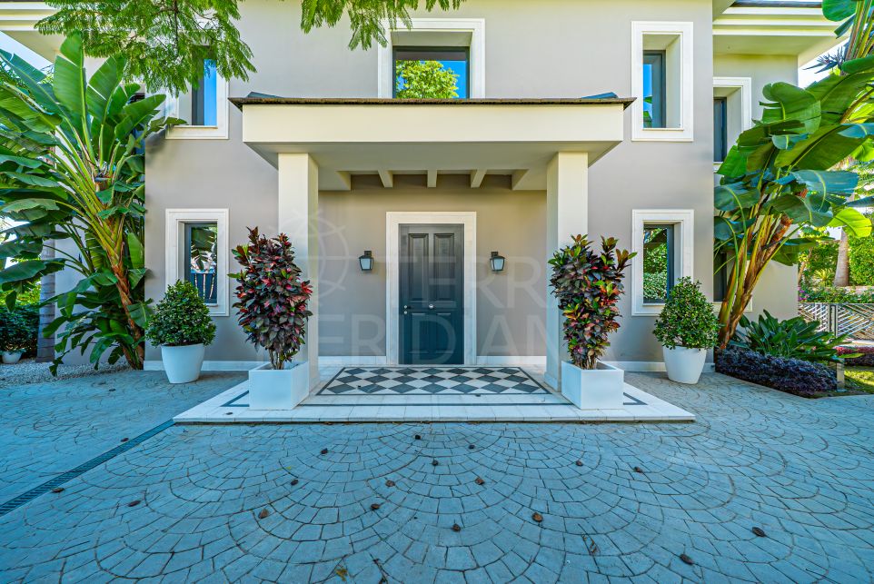 Elegant Six Bedroom Villa For Sale in Prestigious Los Flamingos