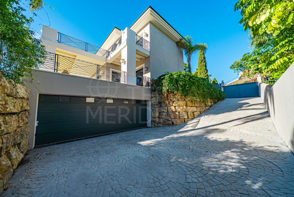 Elegant Six Bedroom Villa For Sale in Prestigious Los Flamingos