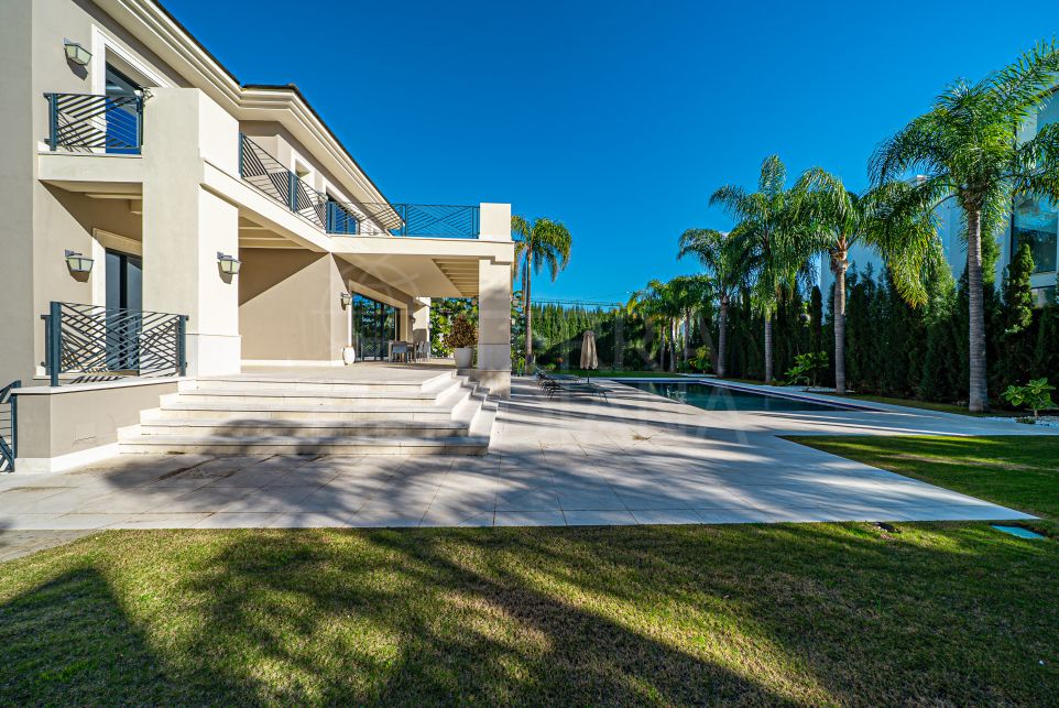 Elegant Six Bedroom Villa For Sale in Prestigious Los Flamingos