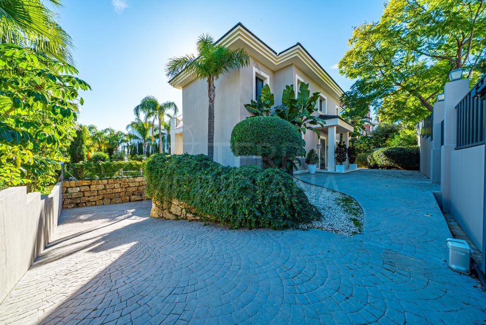 Elegant Six Bedroom Villa For Sale in Prestigious Los Flamingos