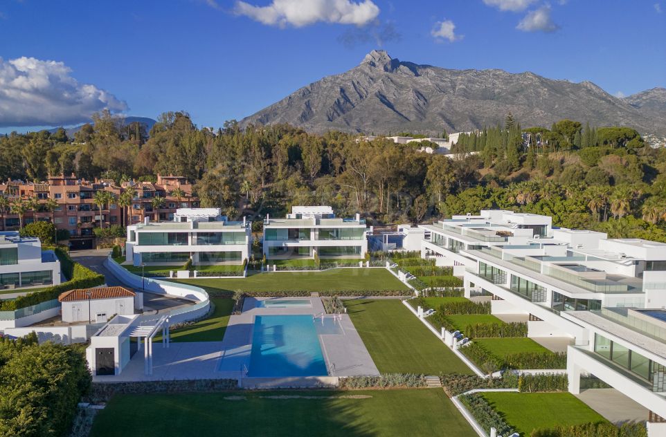 Lavish semi-detached villa for sale in prestigious Vilas 12, Marbella Golden Mile