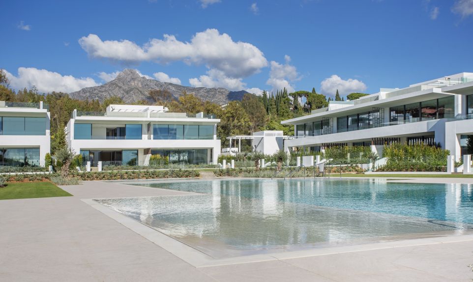 Lavish semi-detached villa for sale in prestigious Vilas 12, Marbella Golden Mile