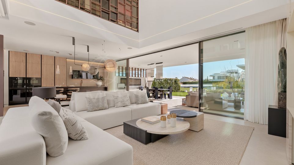 Lavish semi-detached villa for sale in prestigious Vilas 12, Marbella Golden Mile