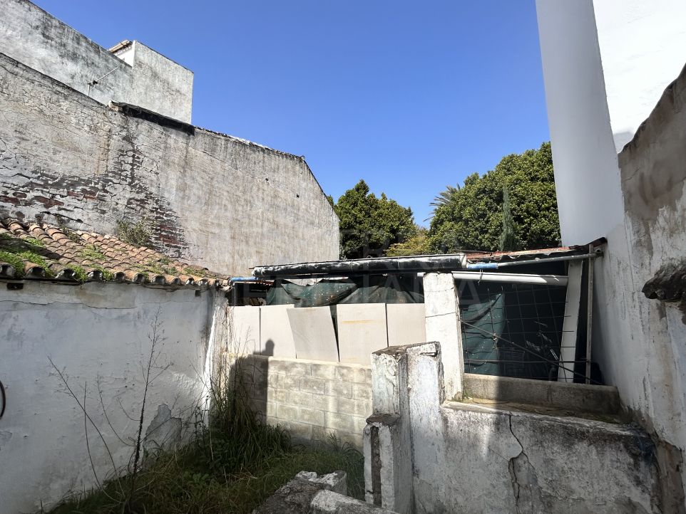 Plot for sale in the centre of the old town of Estepona, 50 meters from the beach