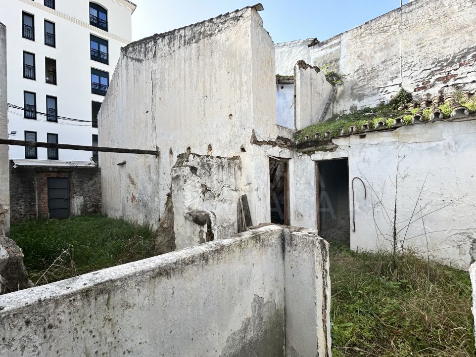 Plot for sale in the centre of the old town of Estepona, 50 meters from the beach