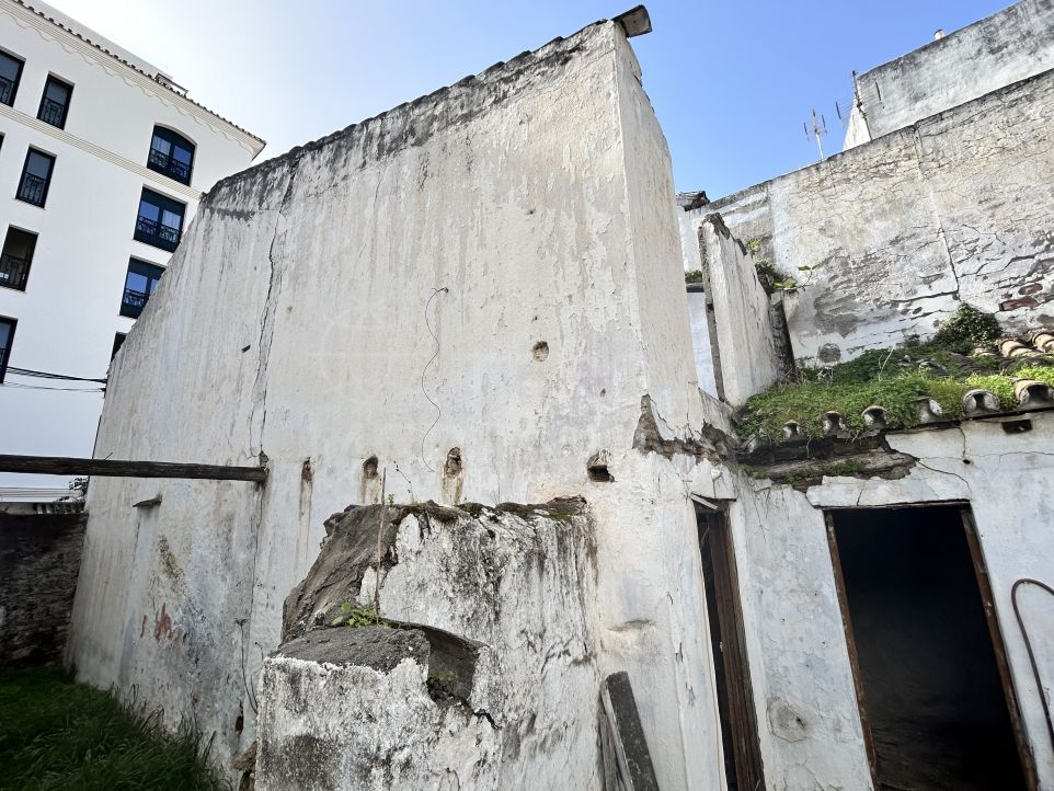 Plot for sale in the centre of the old town of Estepona, 50 meters from the beach