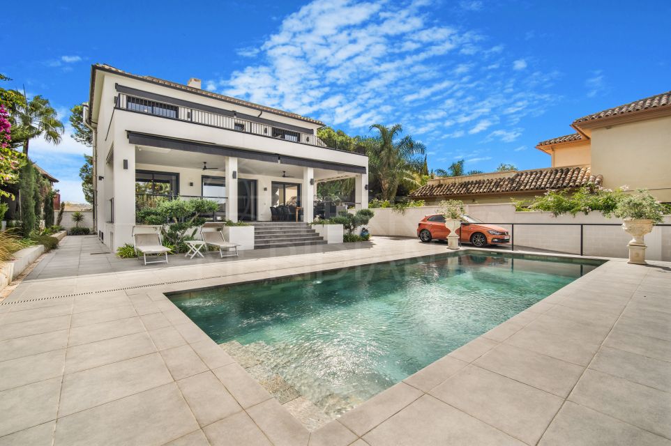 Stylish modern villa with plenty of room for customisation for sale in Rio Real, Marbella East