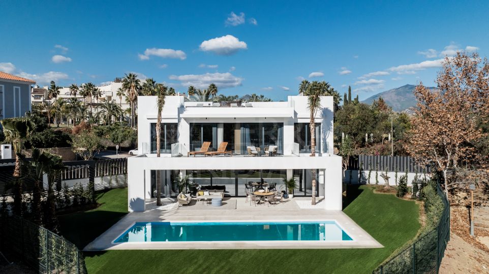 Villa refinada a estrenar con gran solarium en venta en Los Olivos del Campanario, Estepona