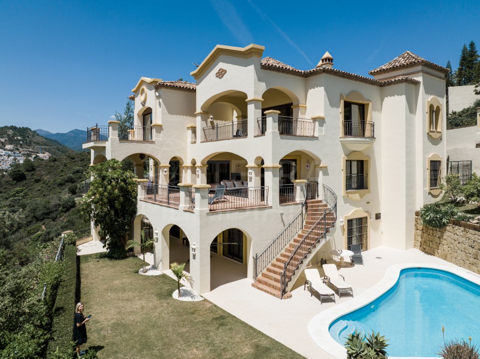 Impressive 5 bedroom luxury villa with enviable views for sale in Vega del Colorado, Benahavis