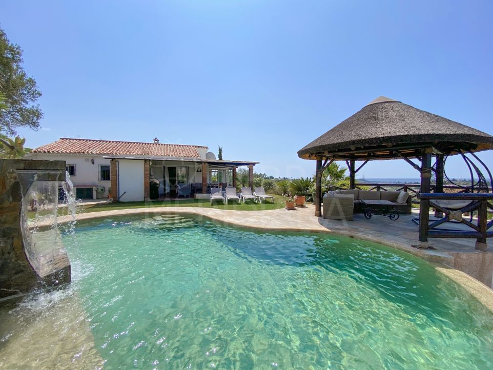 Fabulosa casa de campo en amplia parcela con vistas al mar en venta en El Padron, Estepona
