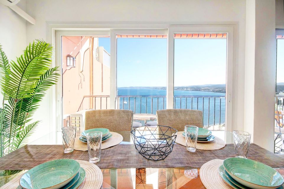 Reformado ático con 2 dormitorios y vistas panorámicas al mar en venta cerca de Estepona Puerto