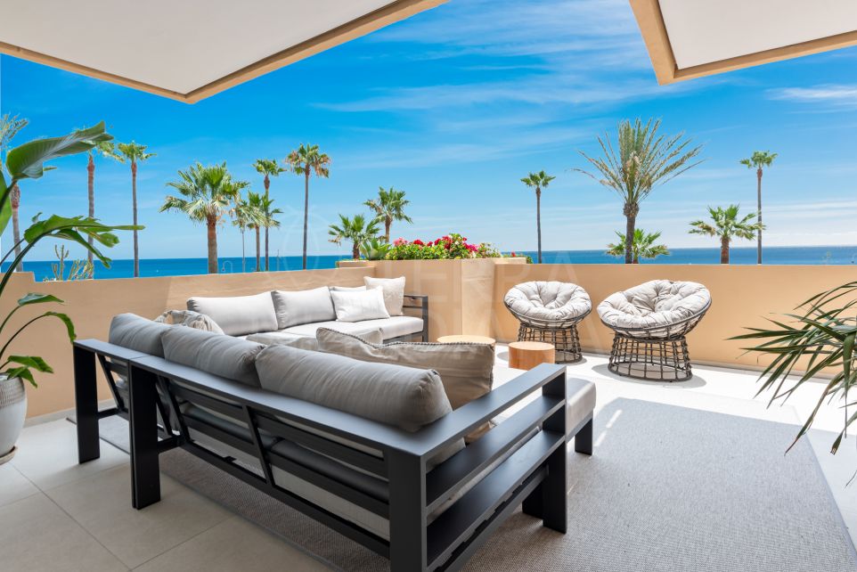 Apartamento renovado y excepcionalmente lujoso con vistas al mar en venta en Costalita del Mar, Estepona