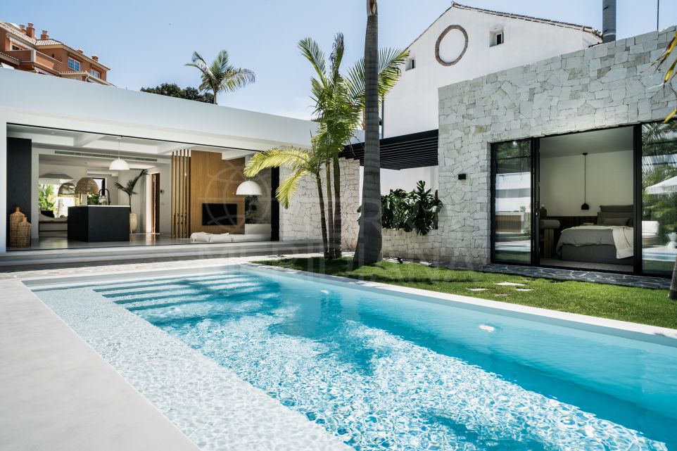 Fully upgraded and ideally situated luxury villa for sale in Nueva Andalucia, Marbella