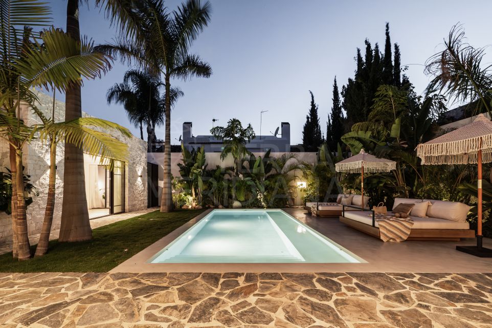 Fully upgraded and ideally situated luxury villa for sale in Nueva Andalucia, Marbella