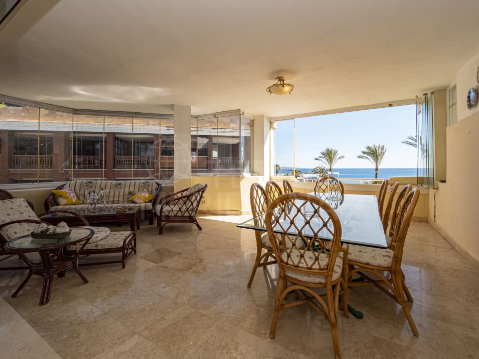 Bel appartement de bord de mer avec vue imprenable sur la mer à vendre à La Herradura, Marbella - Puerto Banus