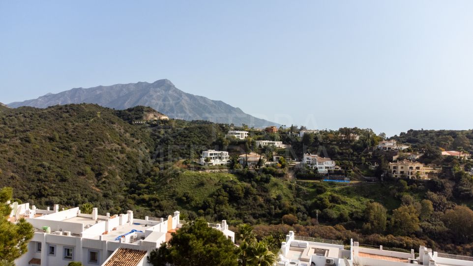 Exceptional plot with villa project and superb sea views for sale in La Quinta, Benahavis