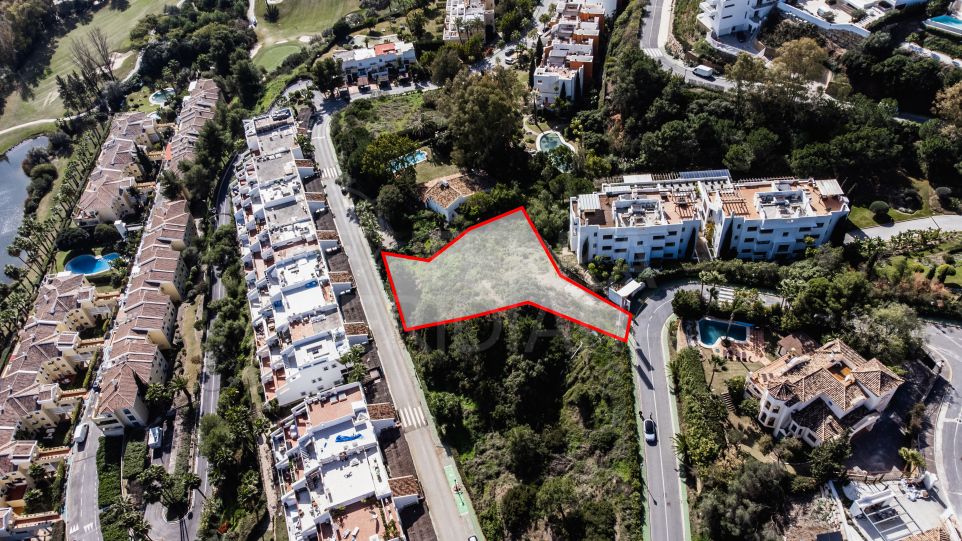 Exceptional plot with villa project and superb sea views for sale in La Quinta, Benahavis