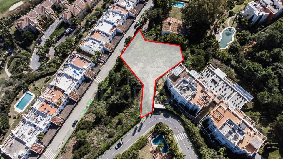 Exceptional plot with villa project and superb sea views for sale in La Quinta, Benahavis
