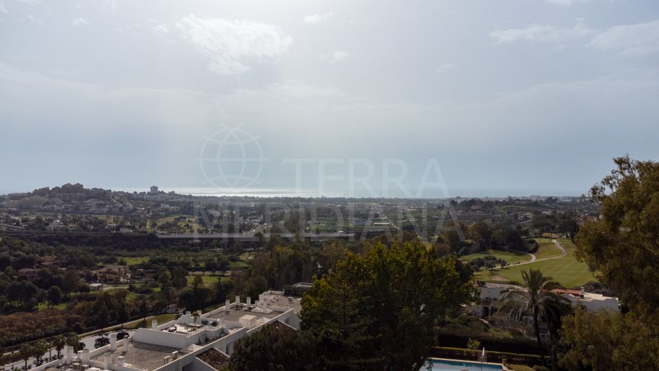 Исключительный участок с проектом виллы и великолепным видом на море для продажи в Ла Кинта, Бенахавис