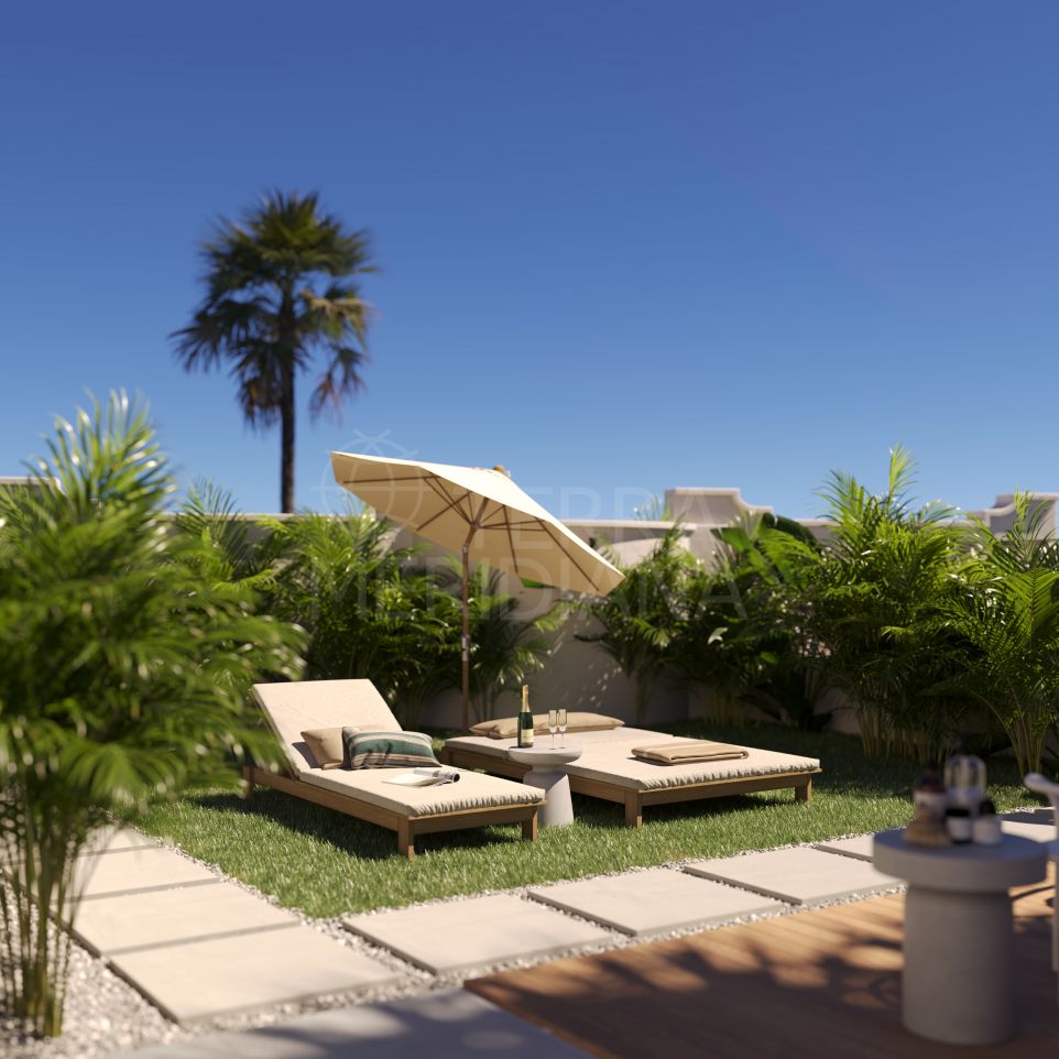 Maison de bord de mer méticuleusement redessinée avec jacuzzi à vendre à Las Chapas, Marbella East