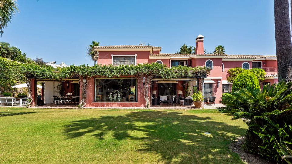 Villa rénovée - un chef-d'œuvre méditerranéen de 5 chambres à vendre à Nueva Andalucia, Marbella