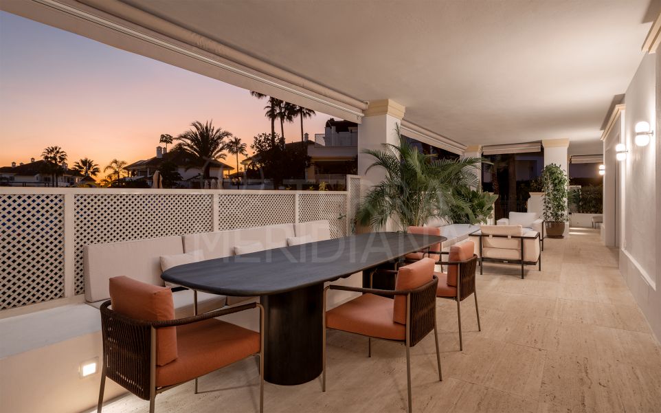 Apartamento de lujo actualizado con comodidades de primera categoría en venta en Monte Paraíso, Milla de Oro de Marbella