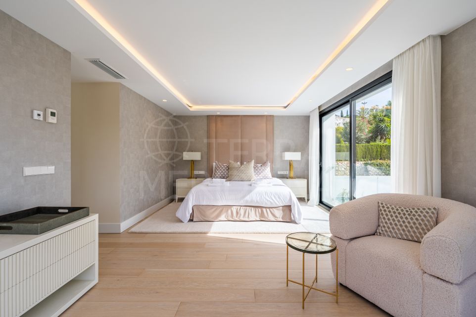 Luxueuse villa moderne avec finitions de qualité supérieure à vendre à El Paraiso, Estepona