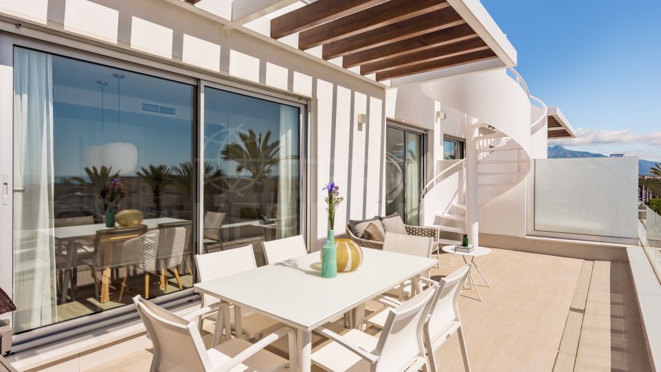 Elegante Ático Dúplex de 2 Dormitorios con Espectaculares Vistas en Venta en Le Mirage, Cancelada, Estepona